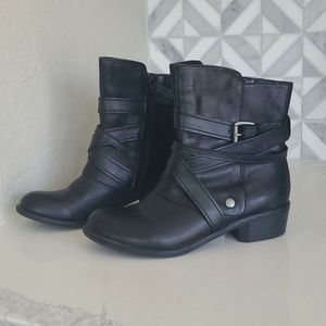 NWOT Cathy Jean leather ankle boots